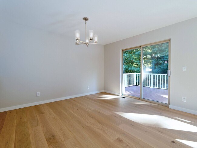 Building Photo - 721 Crown Dr