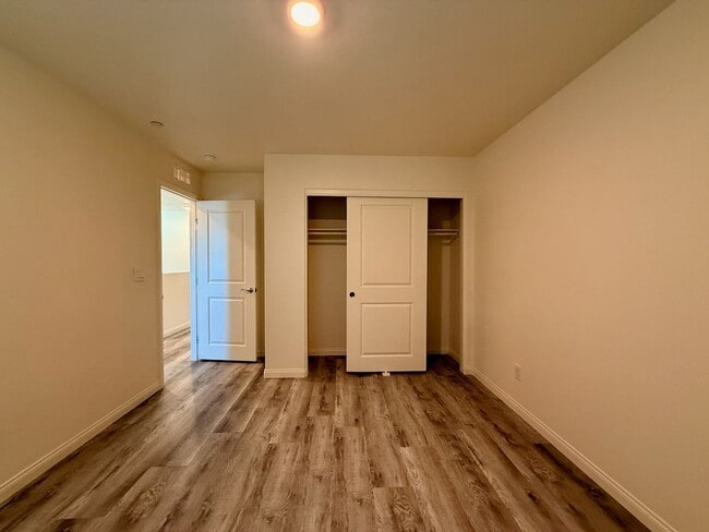Building Photo - NEWLY UPGRADED 3 BED 2.5 BATH 2 CAR GARAGE...