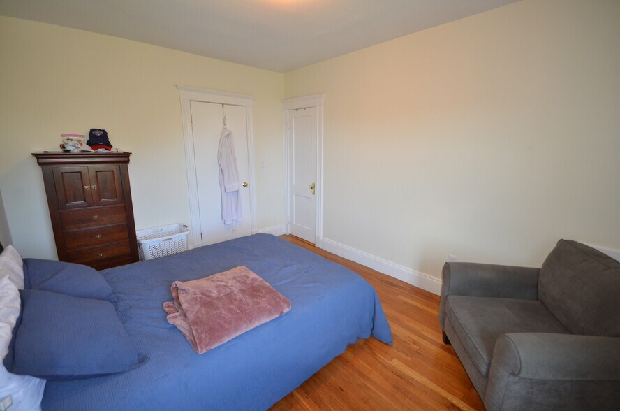 Building Photo - 131 Park Dr