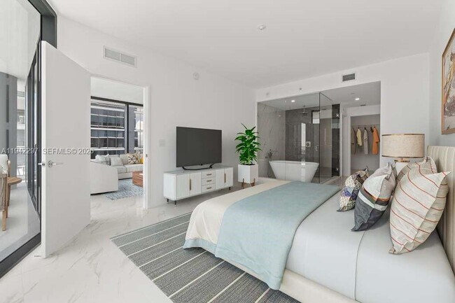 Building Photo - 700 NE 24th St