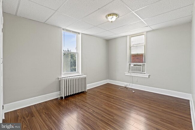 Building Photo - 307 Roxborough Ave