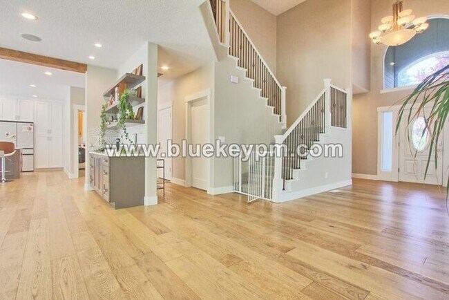 Building Photo - 3 Bed, 2.5 Baths Luxury Home Located Near ...