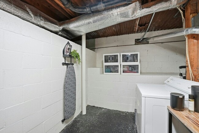 Building Photo - 1159 Arlington Pkwy NE