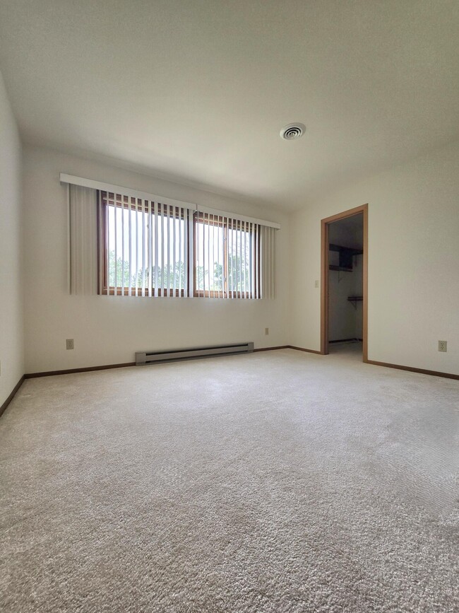 Building Photo - 940 Prairie Dr