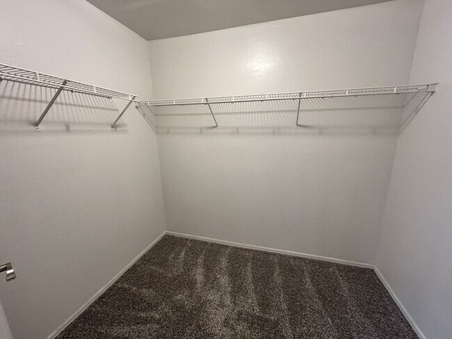 Building Photo - Bright 4Bdm 3Ba Goodyear home