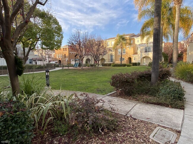 Building Photo - 2 br, 2.5 bath Townhome - 1714 Hillebrant ...