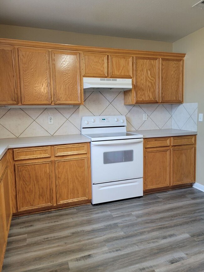 Building Photo - 2611 Echo Dr