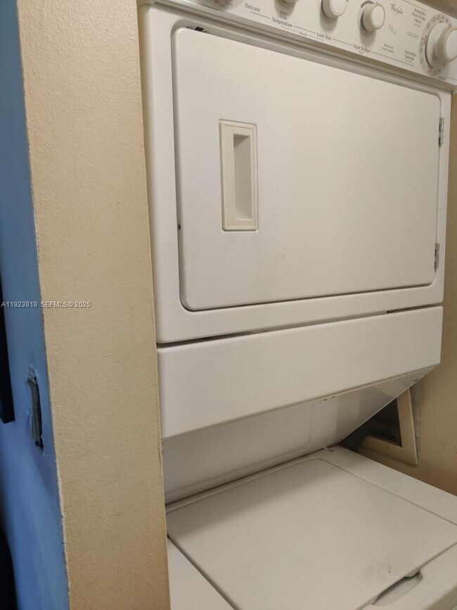 Building Photo - 5494 Courtyard Dr