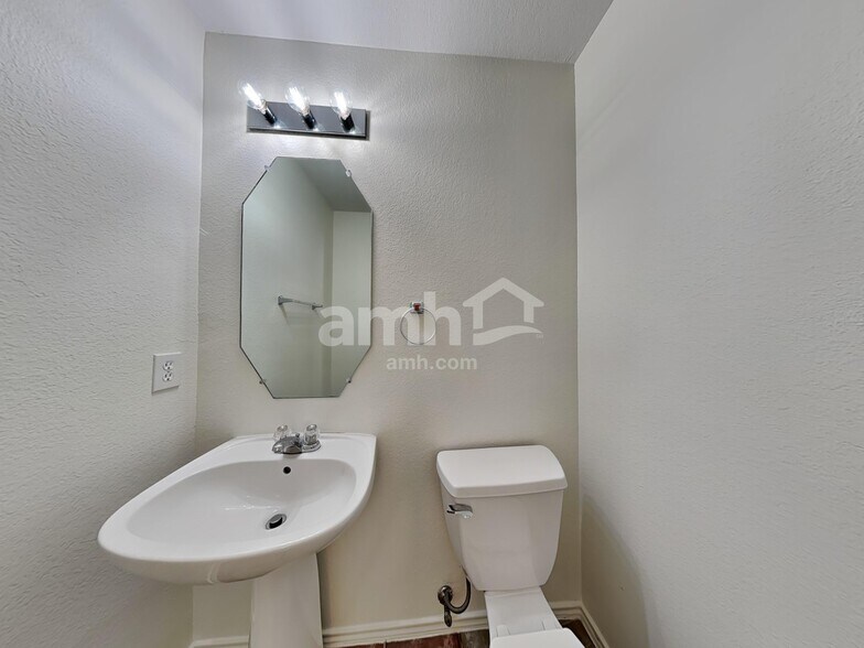 Building Photo - 101 Foxtail Ct