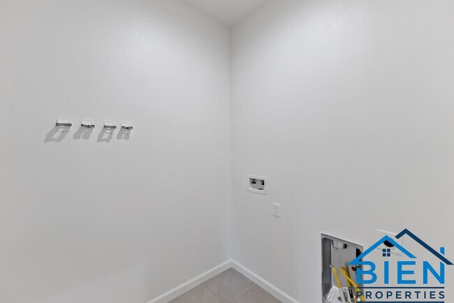 Building Photo - 1227 Las Rosas Ave