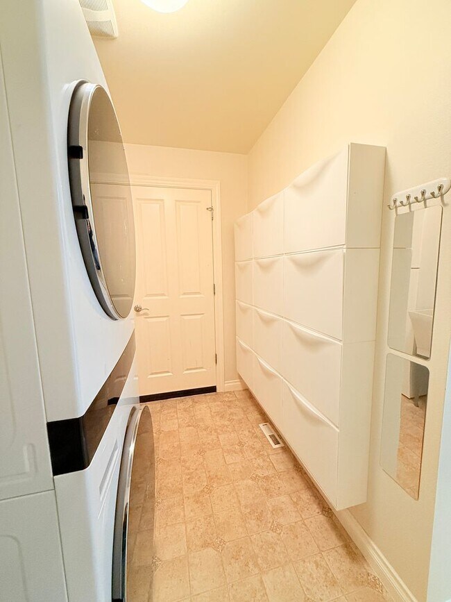 Building Photo - Spacious 5 Bedroom Home with A/C, Den, Waterfall in Prime Kenmore Cul-de-Sac