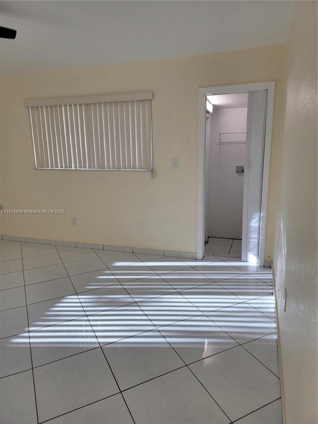 Building Photo - 1037 W 23rd St