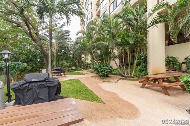 Building Photo - Convenient Honolulu Living – 1 Bedroom with Stunning Views!