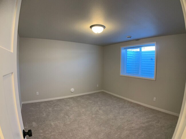Building Photo - 4 Bed 3 Bath Single Family Home