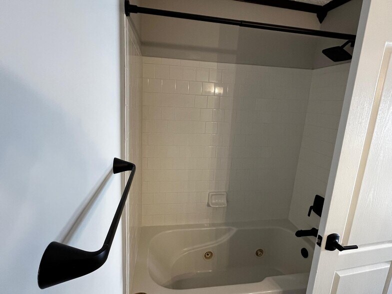 Building Photo - 8941 Town Center Cir