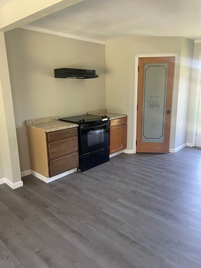 Building Photo - 4 Bedroom, 2 Bathroom Home