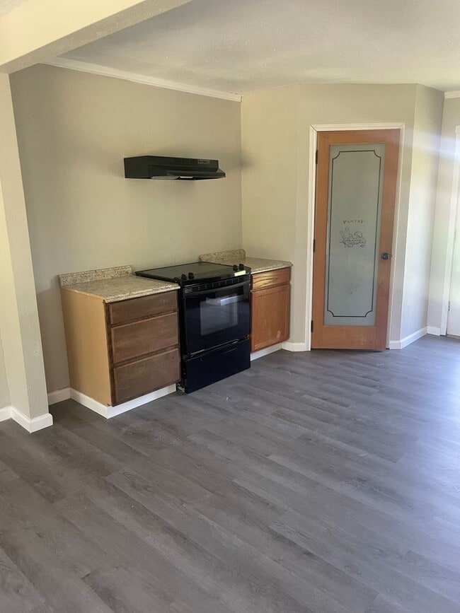 Building Photo - 4 Bedroom, 2 Bathroom Home w/ Bonus Room