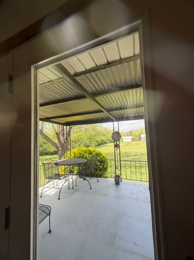 Building Photo - Maryville 37801 - Newly Remodeled 2 bedroom 2 full bath rancher with carport - Contact Debra John...