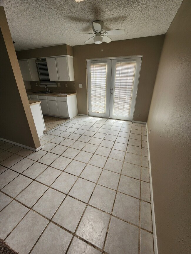 Building Photo - 3 bed 2 bath, 2 story townhome, 2 car garage