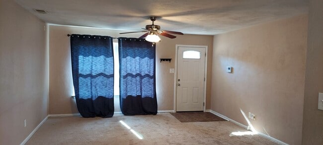 Building Photo - Magic Hollow