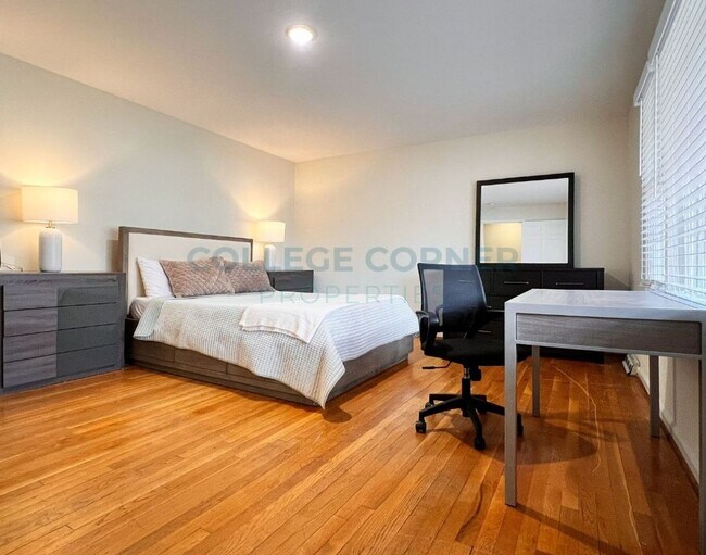 Building Photo - 830 Delmonte Dr NW