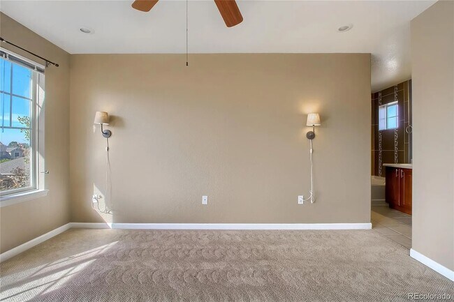 Building Photo - Stunning 3 bedroom townhome!