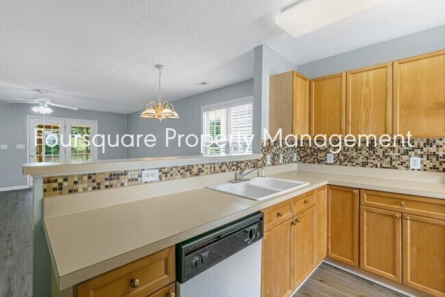 Building Photo - Townhome | Screened Back Porch | Back Pati...