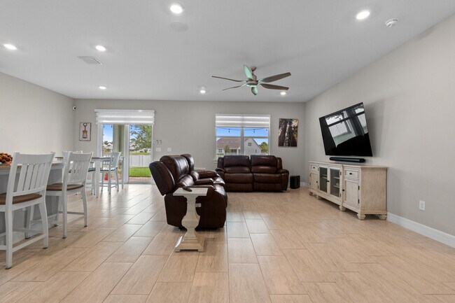 Building Photo - 10454 SW Captiva Dr