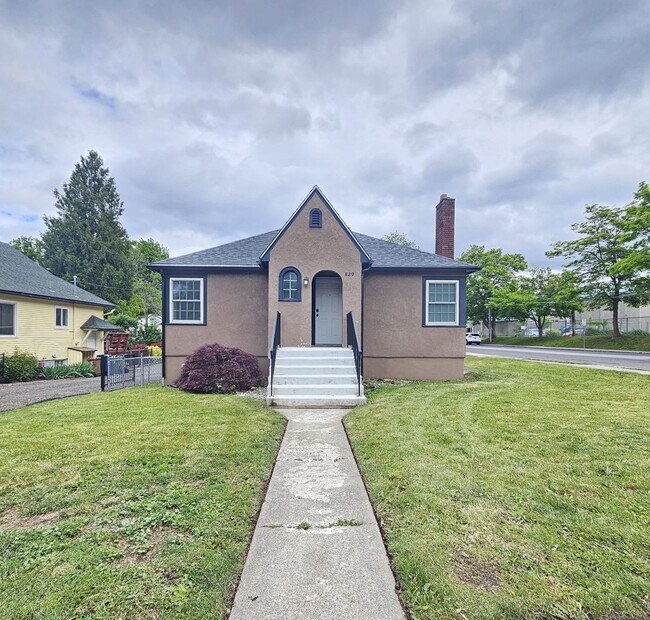 Building Photo - $2,300 - 4 Bed / 2 Bath Charming Home In P...