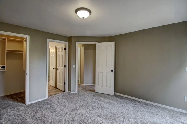 Building Photo - Spacious 3 bed Townhome with Fenced Yard, ...