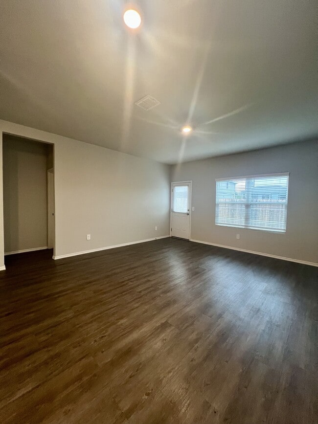 Building Photo - 596 Jennifer Wy