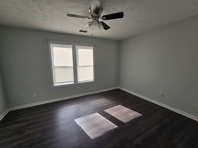 Building Photo - 979 Stewarts Creek Dr