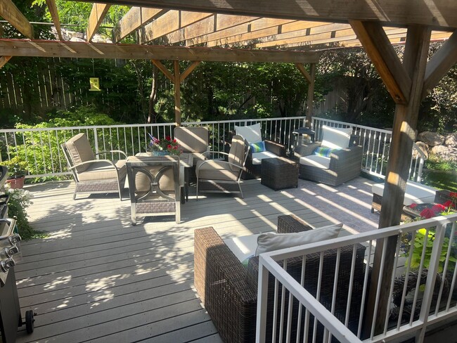 Building Photo - Spacious and Modern 5 Bed, 4 Bath Home