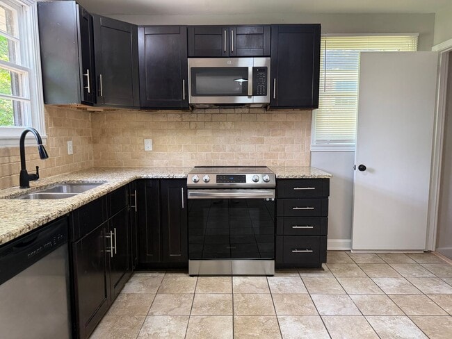 Building Photo - Lovely and Spacious Home in South Nashville - Garage and Fenced in Yard