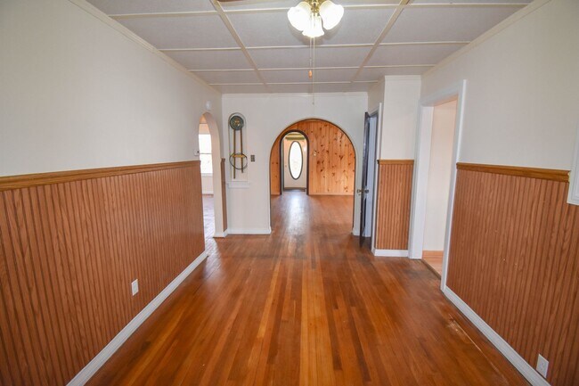 Building Photo - Two Bedroom Home with Detached Garage!