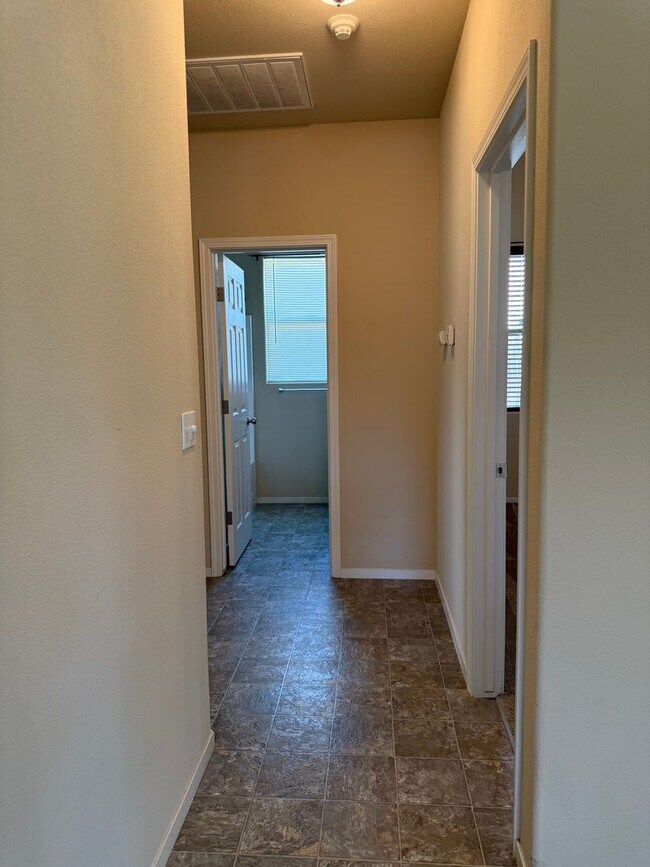 Building Photo - 4 bedroom 2 bath NW Visalia Home in Desira...