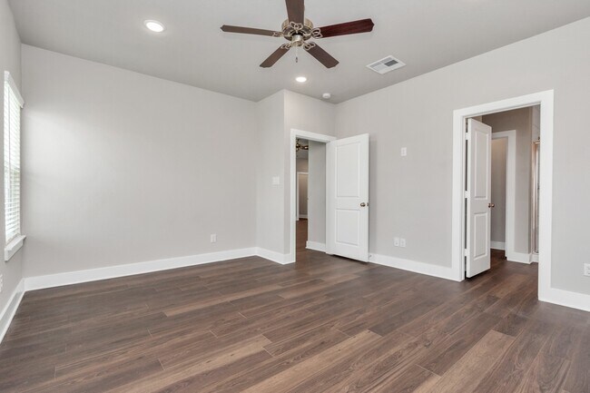 Building Photo - 10523 Moon Vly Ln