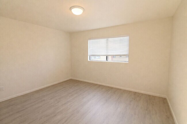 Building Photo - Recently Renovated, Single-Level 2-Bedroom Apartment with Small Fenced Yard.