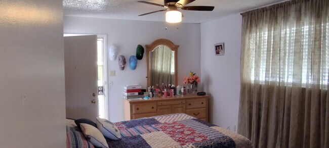 Building Photo - Cozy 1 Bed, 1 Bath Duplex A Block From Woodlawn Lake