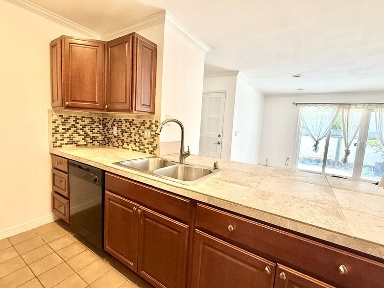 Building Photo - 2521 W Sunflower Ave