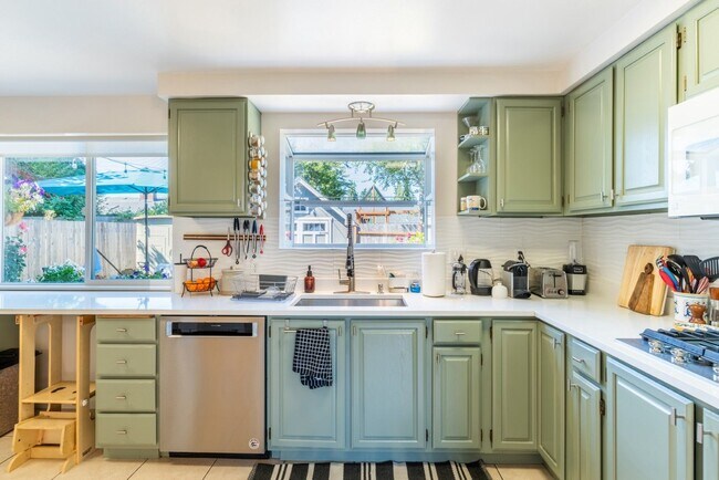 Building Photo - 4bd/1.75ba Shoreline Home