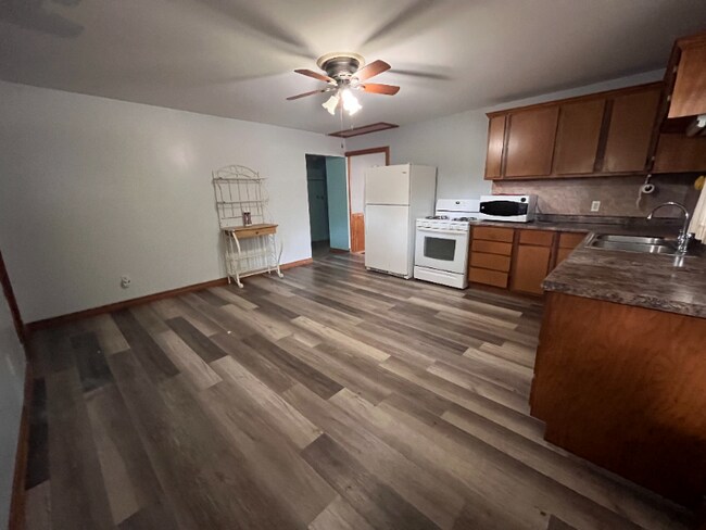 Building Photo - 824 Meadow Ave