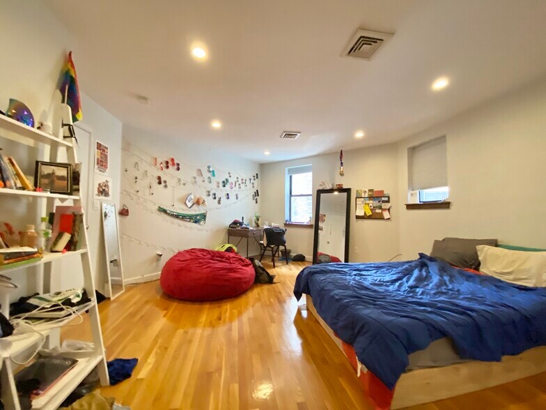 Building Photo - 100 Riverway