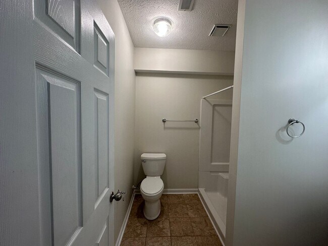 Building Photo - 3-bedroom, 3.5-bathroom nestled in Wyndhurst VA.