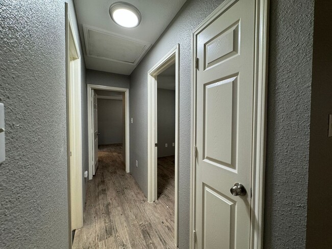 Building Photo - Newly Renovated Duplex in NE San Antonio!