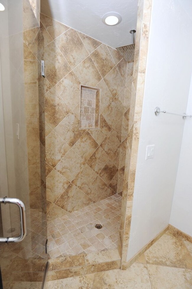 Building Photo - 3 Bedroom Townhouse - $2800/mo - ANNUAL RE...