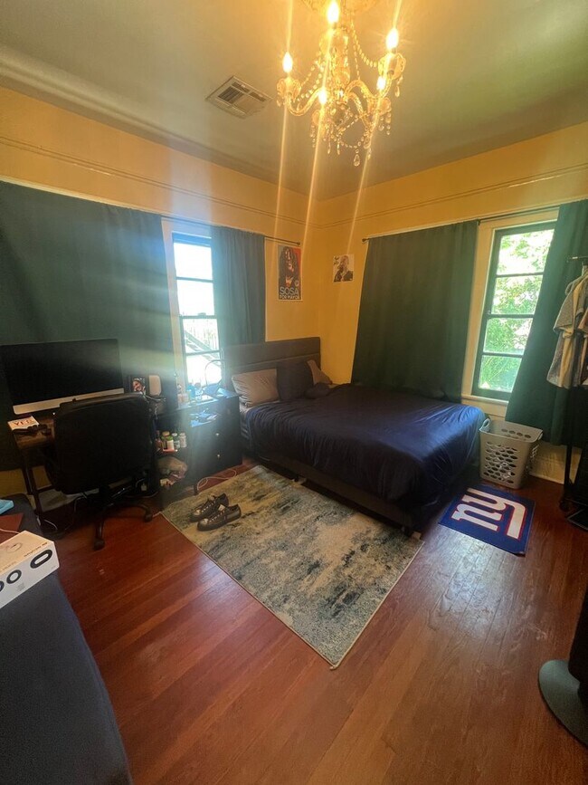 Building Photo - 6 BR Home on Broadway with Pool, Available for Next School Year!