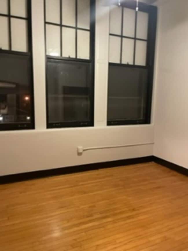 Building Photo - Central Square