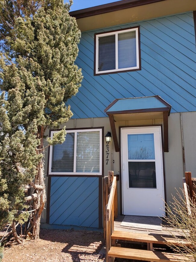 Building Photo - Townhome (end unit) with 2 bedrooms, 1.5 bath