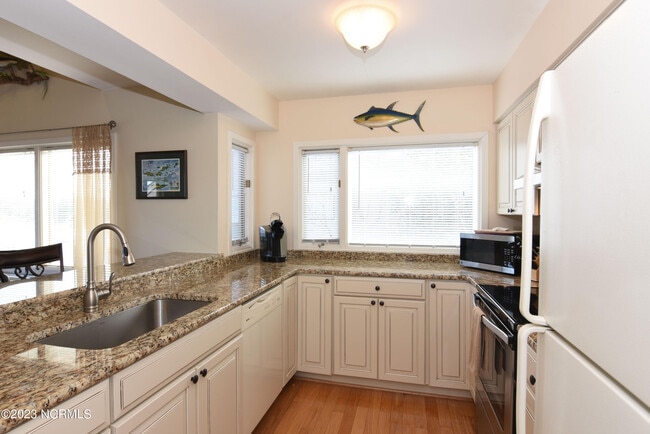 Building Photo - 6338 Oleander Dr